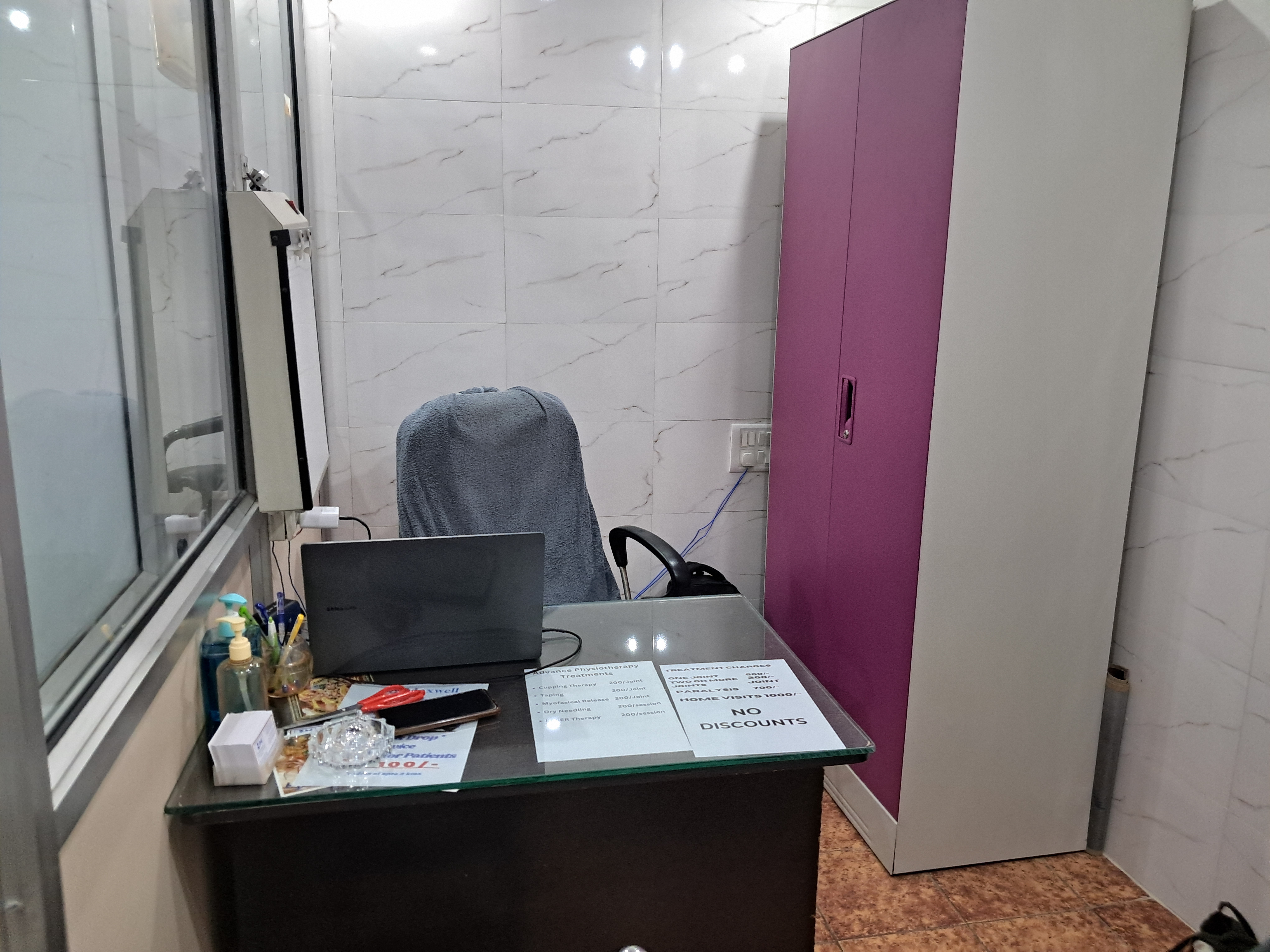 Consultation desk and cabin